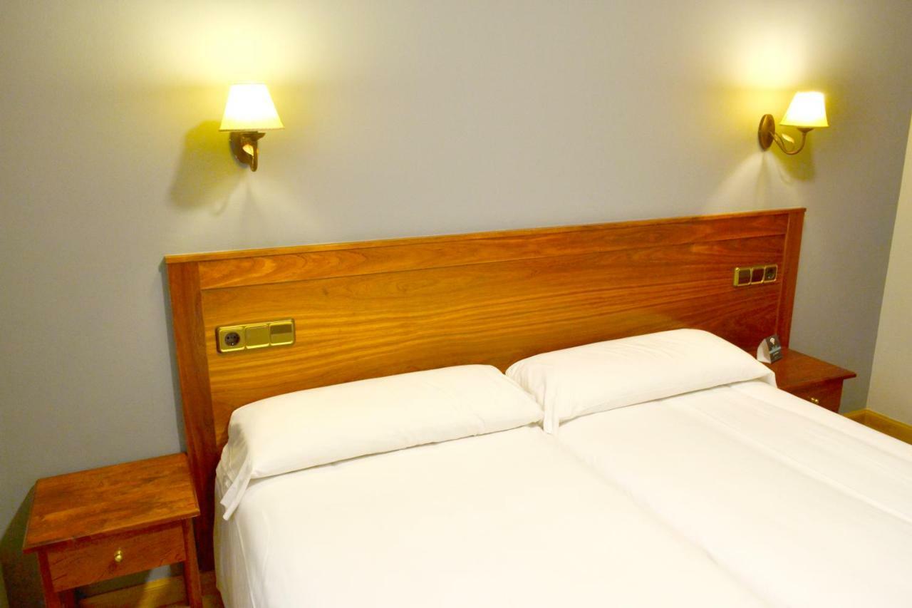 Hotel Los Templarios ポンフェラダ エクステリア 写真