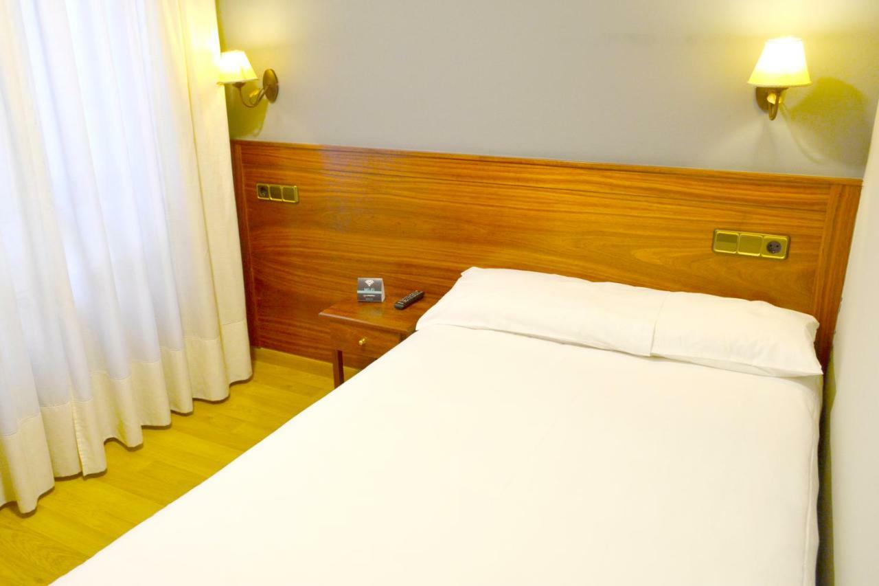 Hotel Los Templarios ポンフェラダ エクステリア 写真